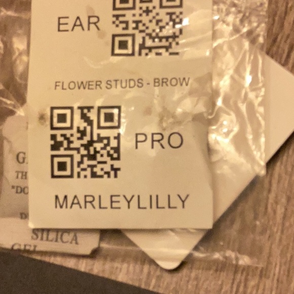 MARLEYLILLY Flower stud earrings - Picture 3 of 3